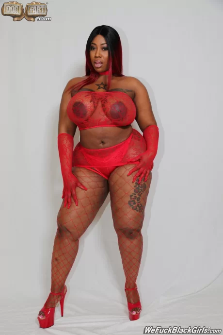 Чернокожую женщину с большими сиськами и большой попой трахает белый чувак